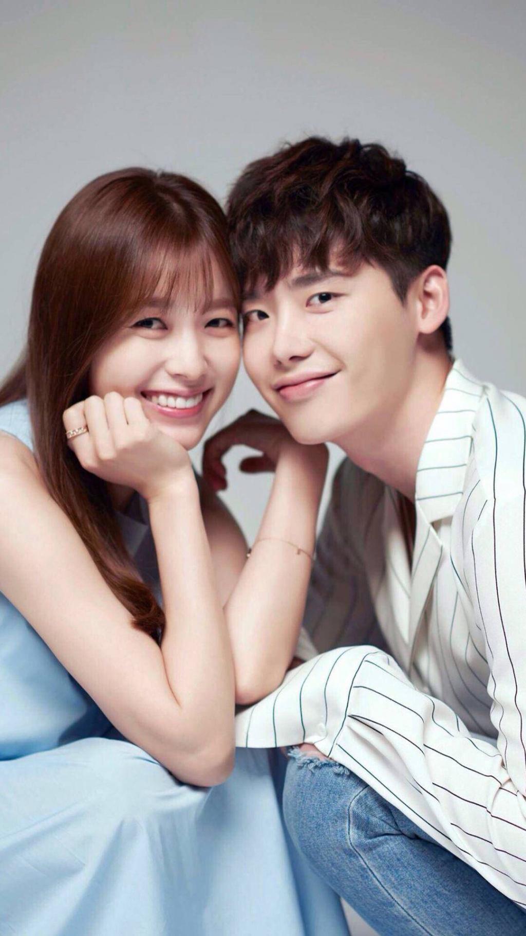 w两个世界男女主角剧照