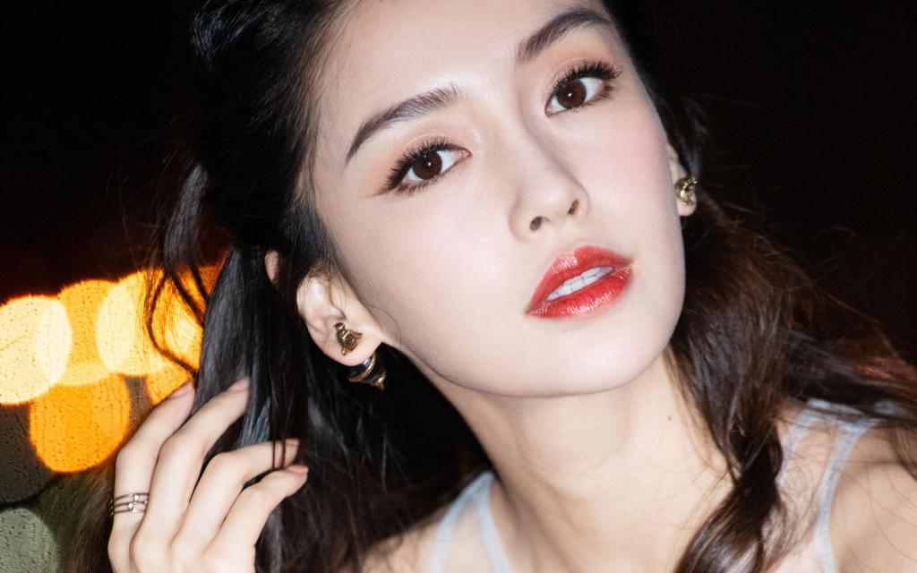 Angelababy浅色纱裙性感