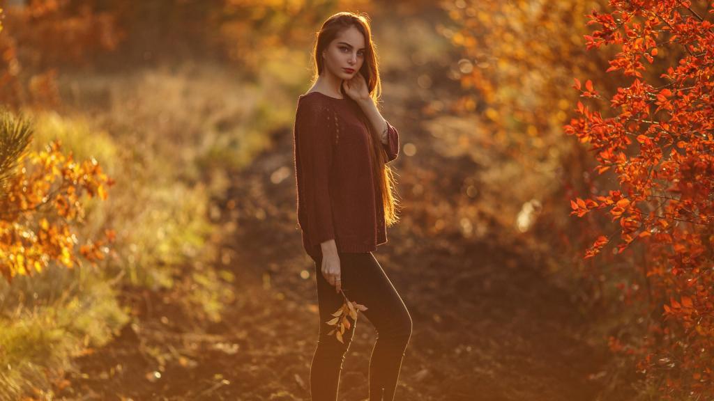 美人枫叶林中漫步