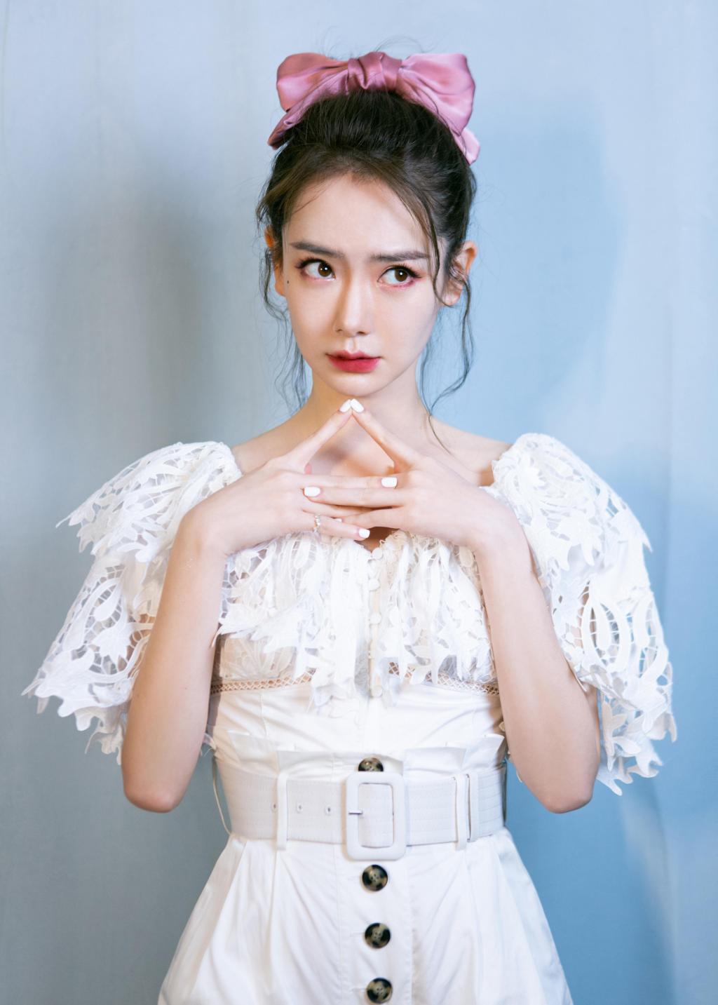 戚薇少女风蝴蝶结甜美写真