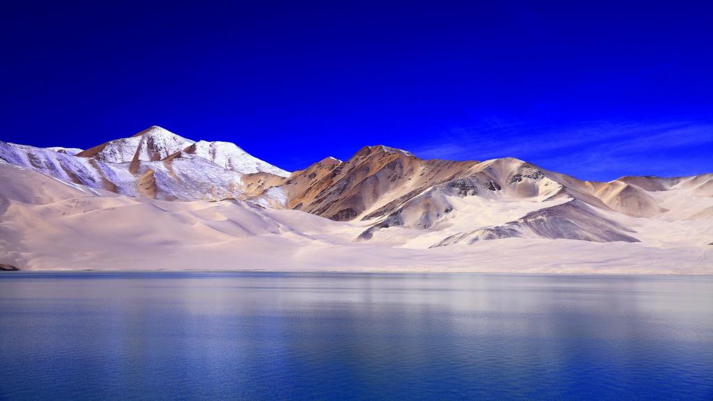 新疆布伦口白沙湖