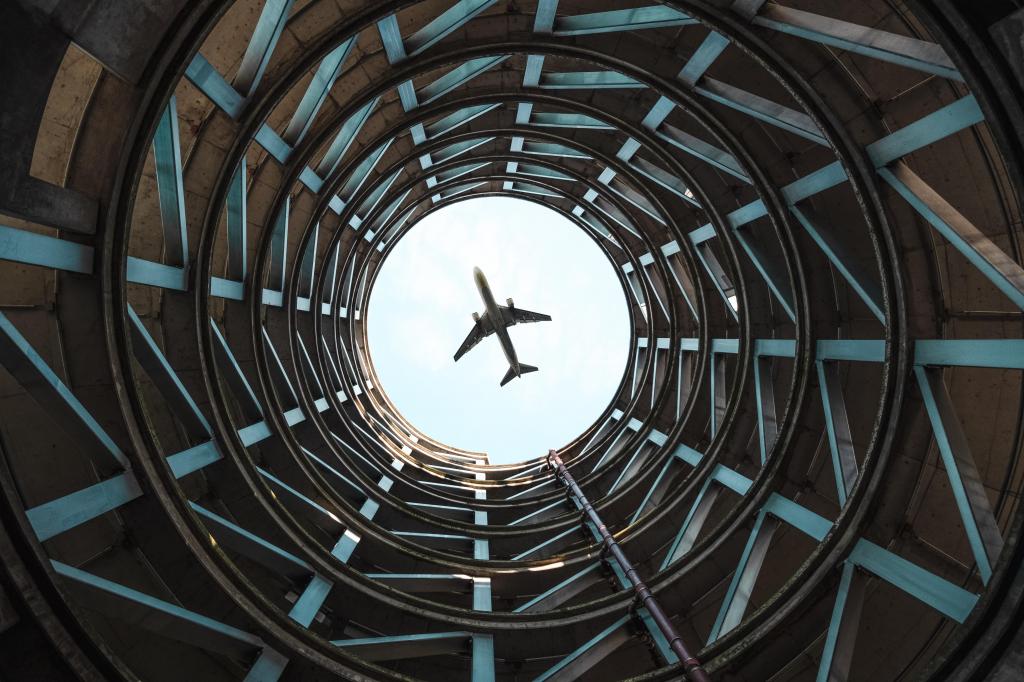 城市上空的飞机