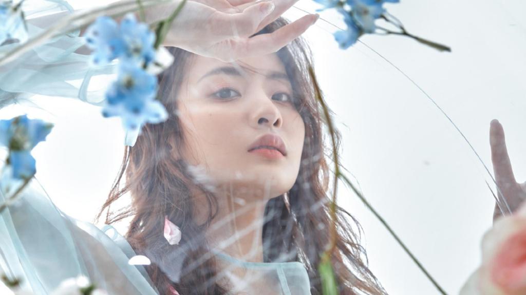 赖雨濛花间气质优雅知性诱人写真