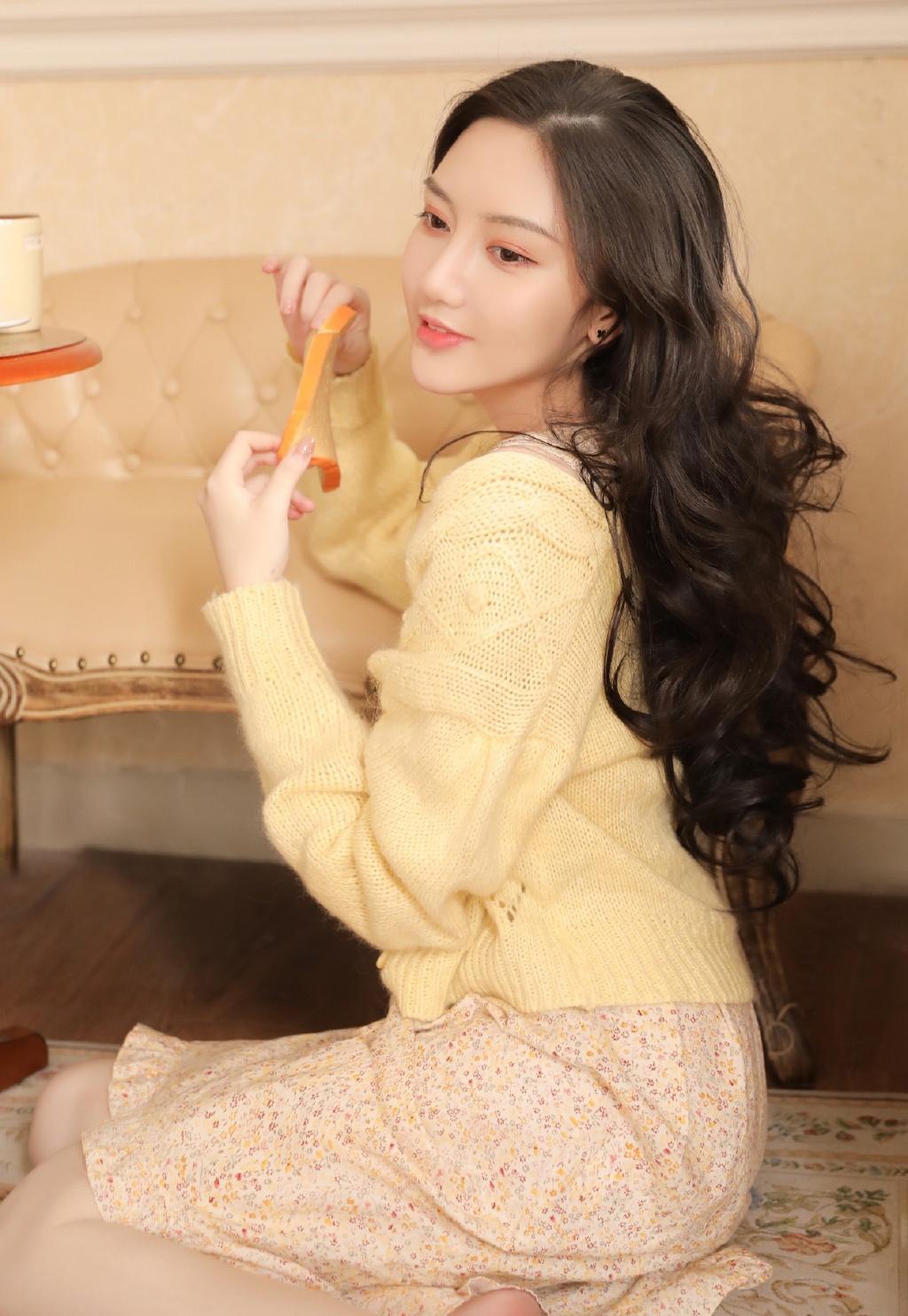 长发御姐性感成熟居家私房写真