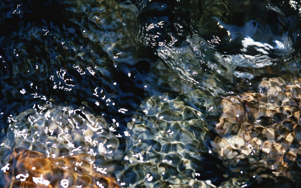 溪流里波澜意境