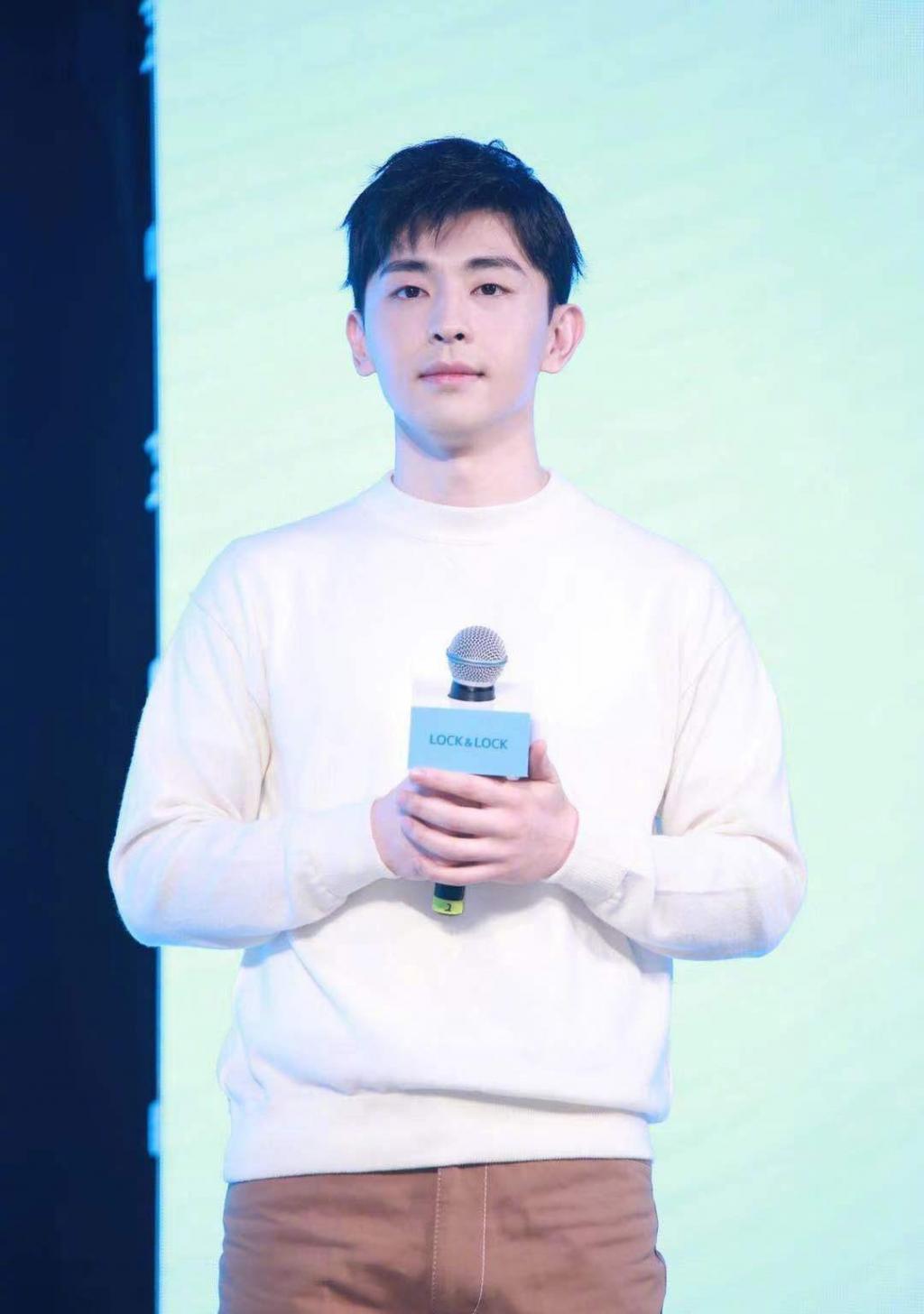 阳光大男孩邓伦休闲时尚白色毛衣写真