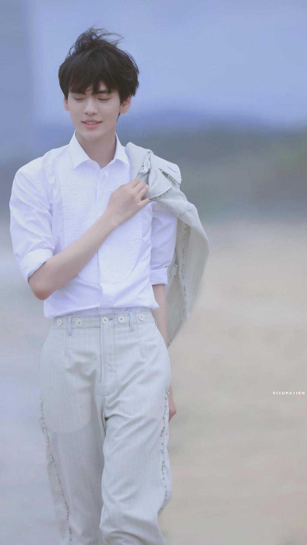 阳光少年毕雯珺海边清新衬衫迷人写真