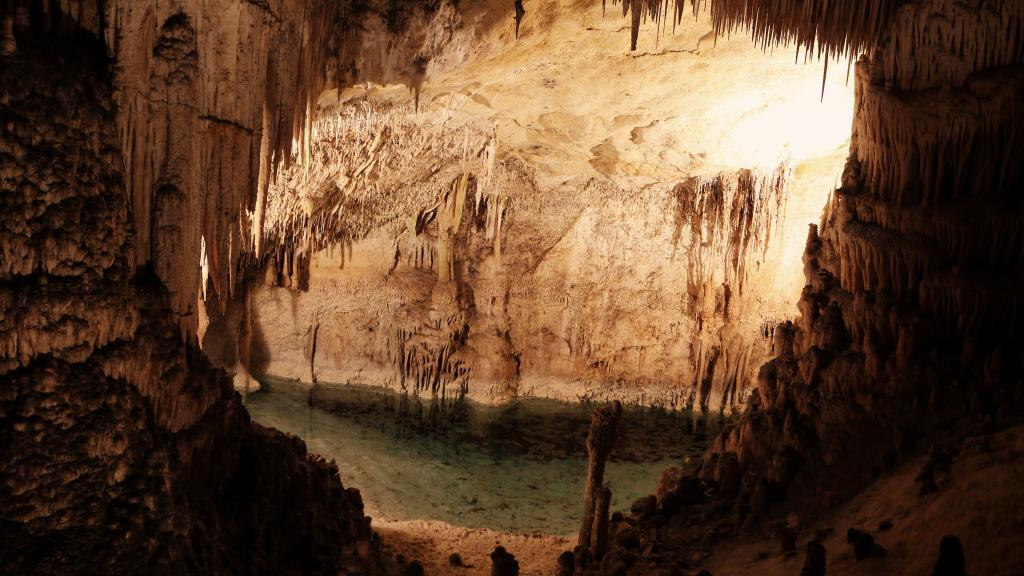 鬼斧神工的天然山洞