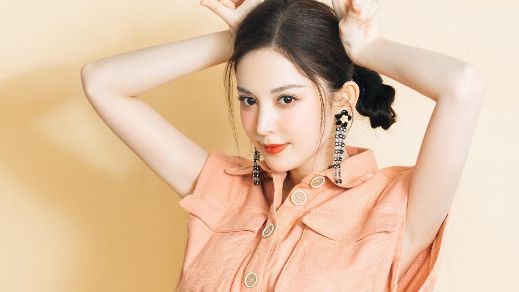 古力娜扎双丸子头清新动人写真