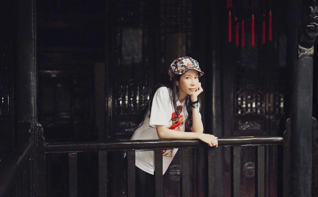 魅力女神莫文蔚户外写真