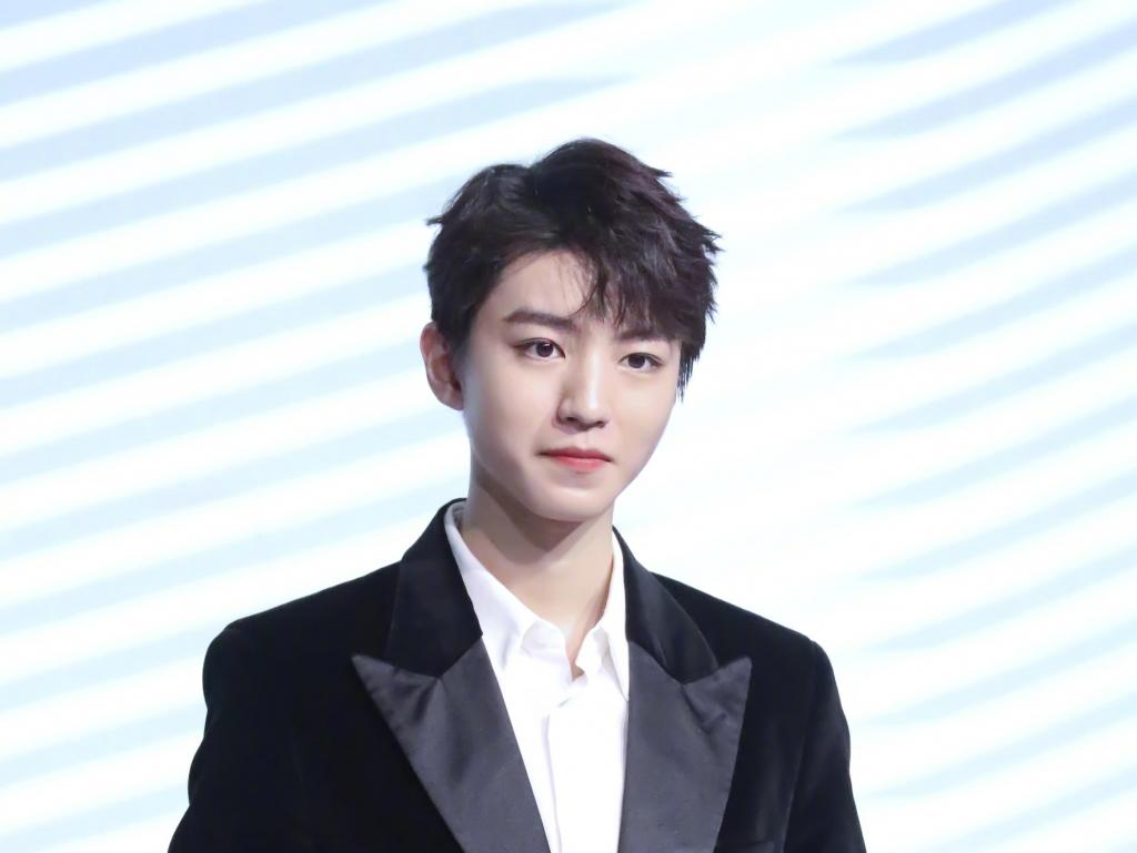 王俊凯黑色西装帅气写真