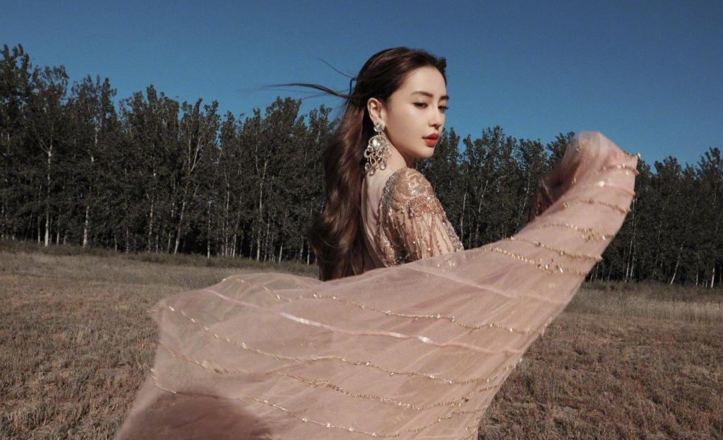 angelababy性感钻石鎏金裙户外迷人写真