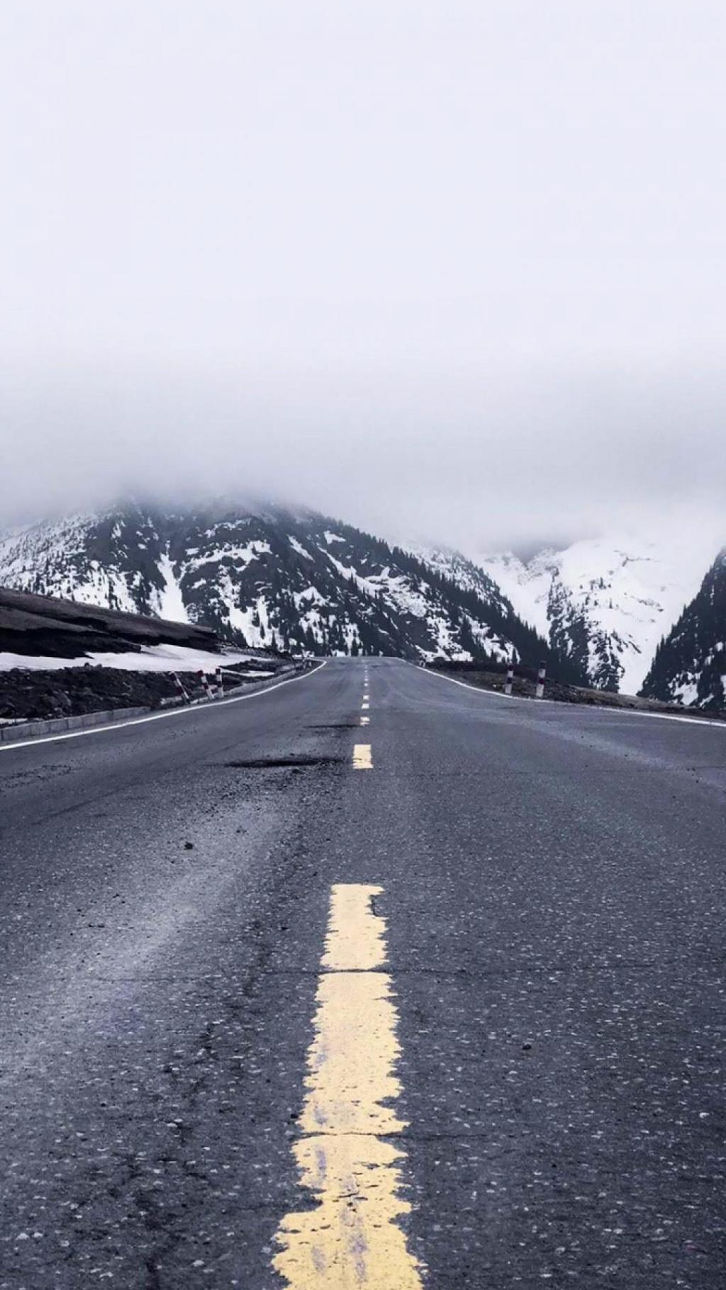 皑皑白雪的雪山