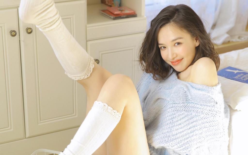 气质长发美女居家恬静唯美写真