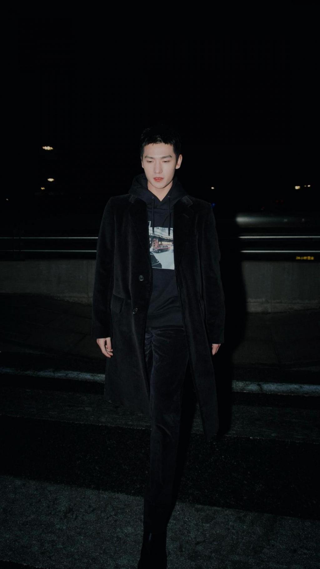 帅气西装男神杨洋黑色系列休闲时尚迷人写真