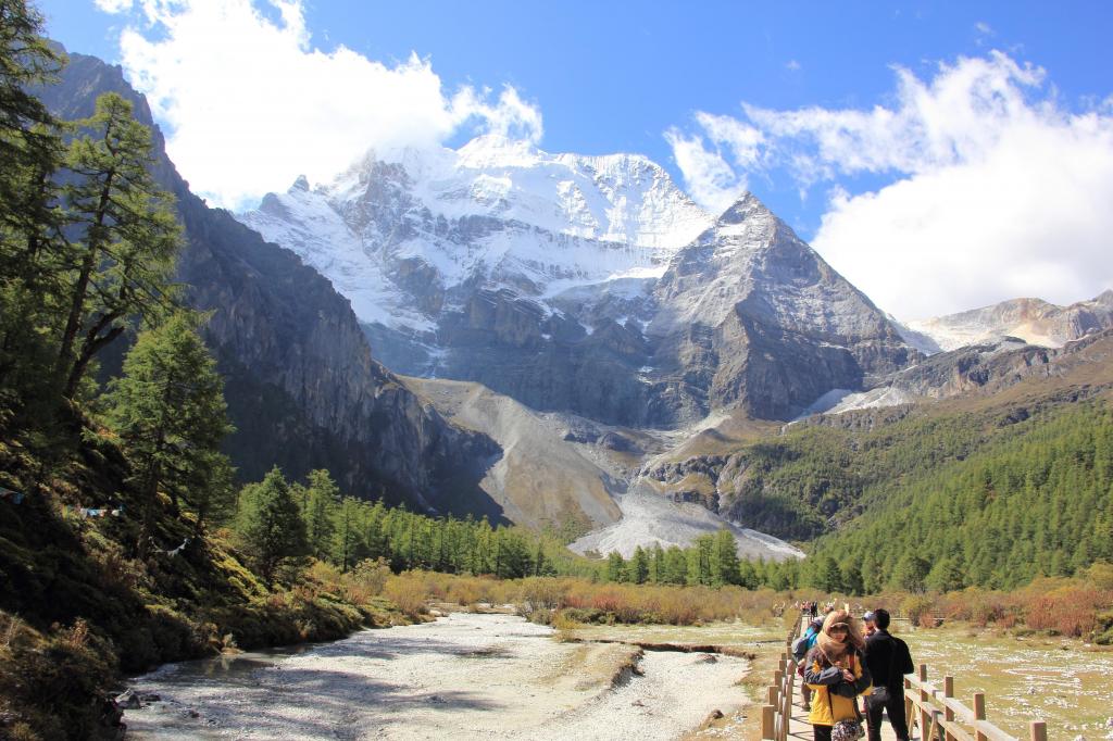 香格里拉的地标—稻城三神山