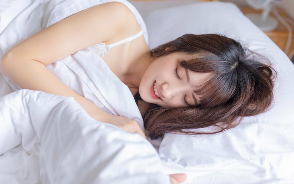 清纯养眼的长发美女写真