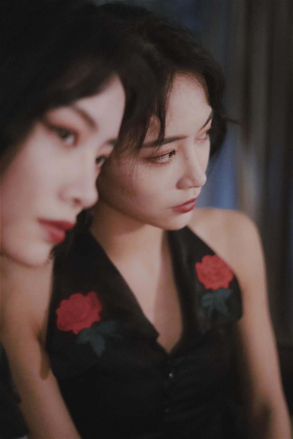 许佳琪香肩半露性感复古旗袍写真