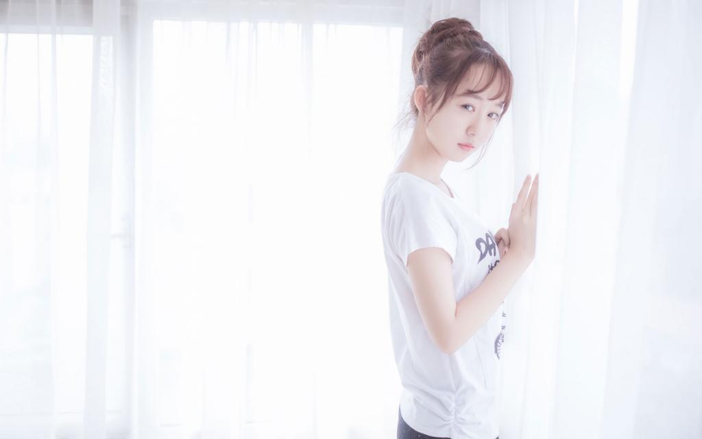 丸子头少女床上