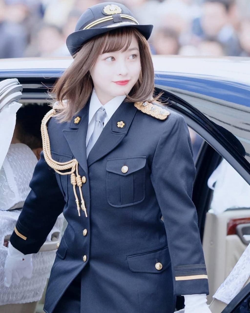 日本女星桥本环奈警服可爱甜美写真