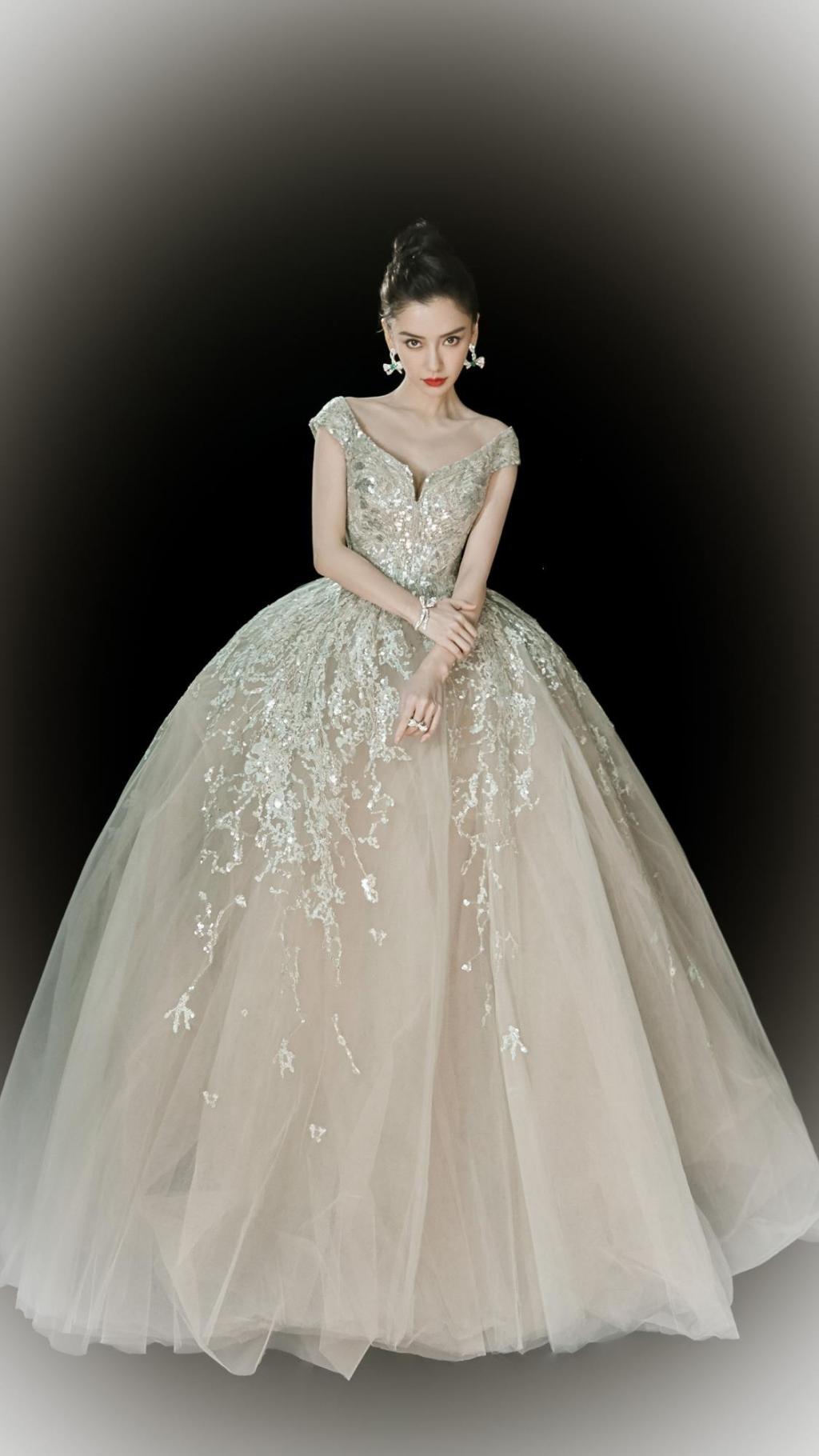 Angelababy性感浪漫婚纱迷人写真