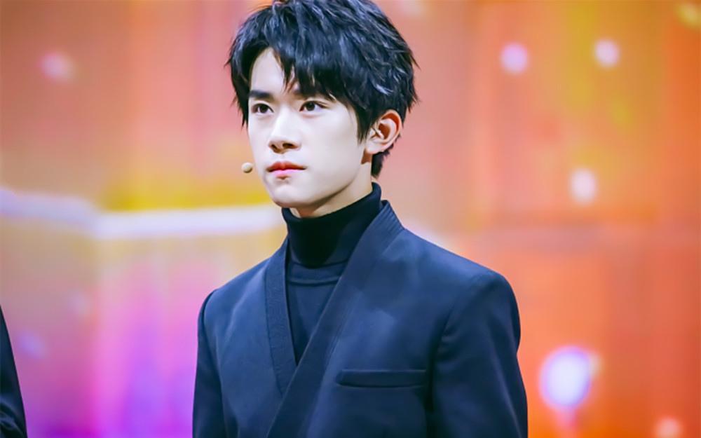 帅气个性的易烊千玺