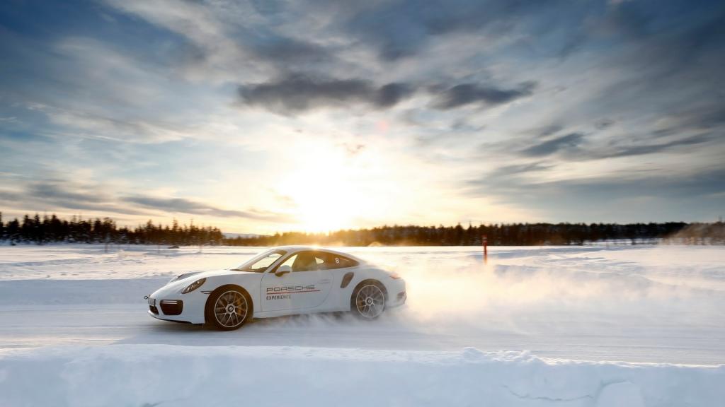 雪地里的保时捷