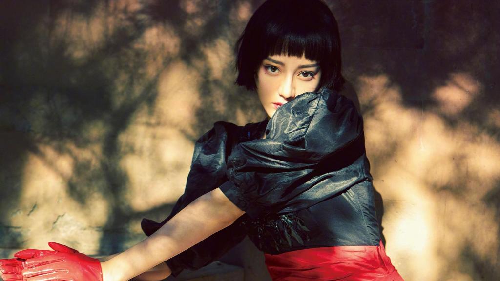 迪丽热巴最新短发齐刘海造型迷人写真