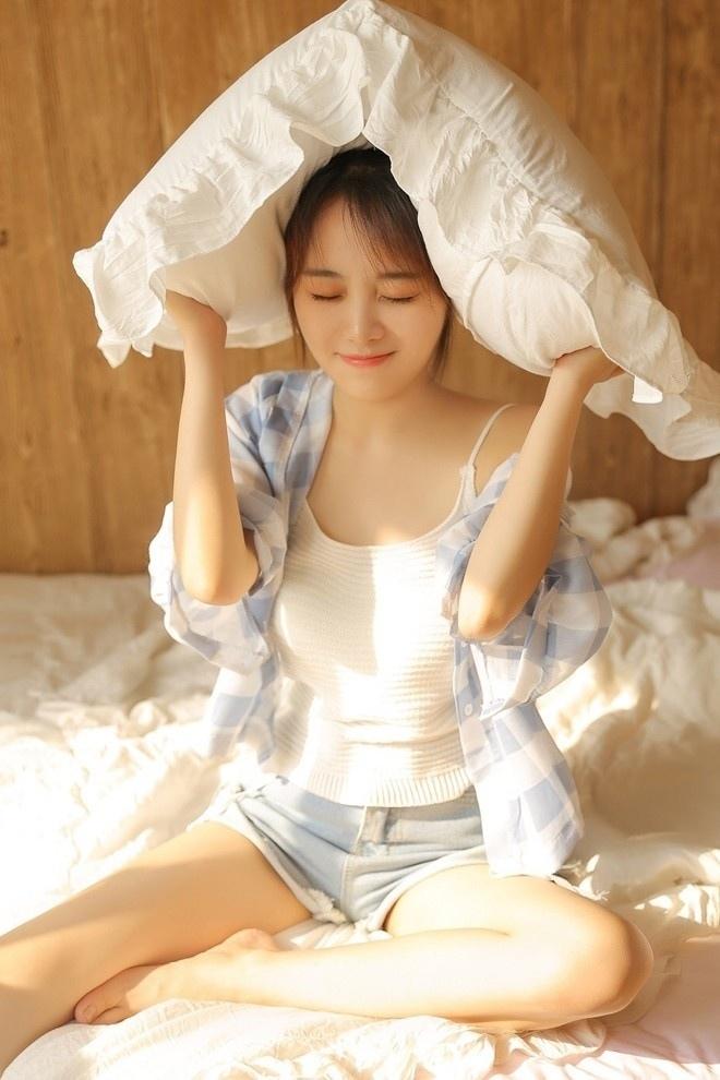 甜美马尾少女吊带香肩私房性感写真