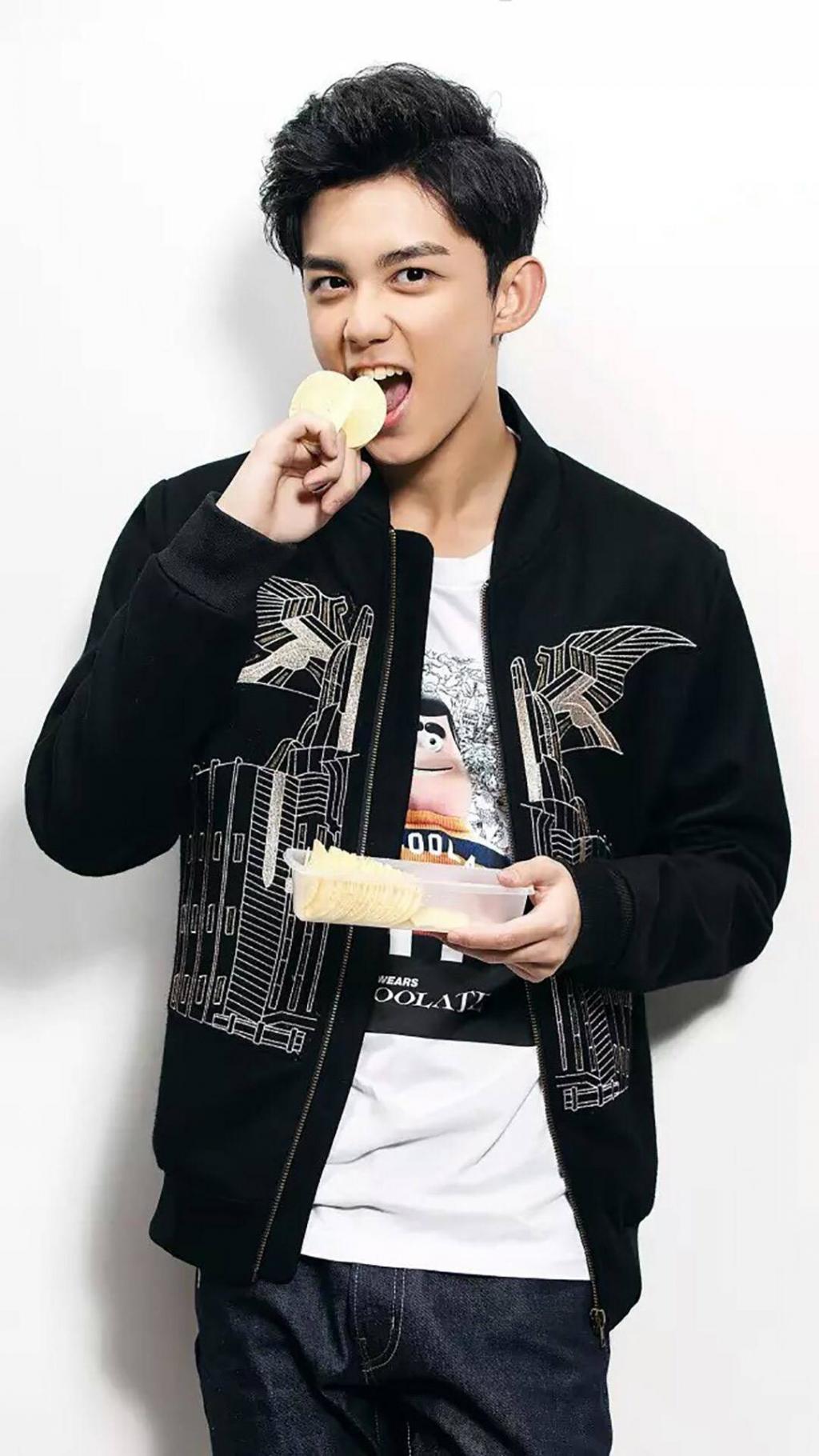 当红小鲜肉吴磊帅气写真