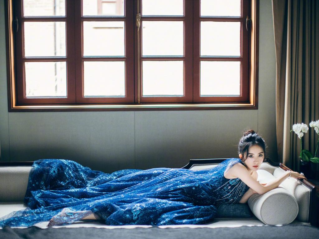 杨幂温婉优雅暗夜星空礼服写真