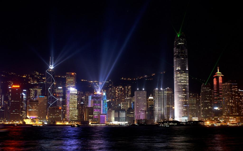 城市夜景水中倒影