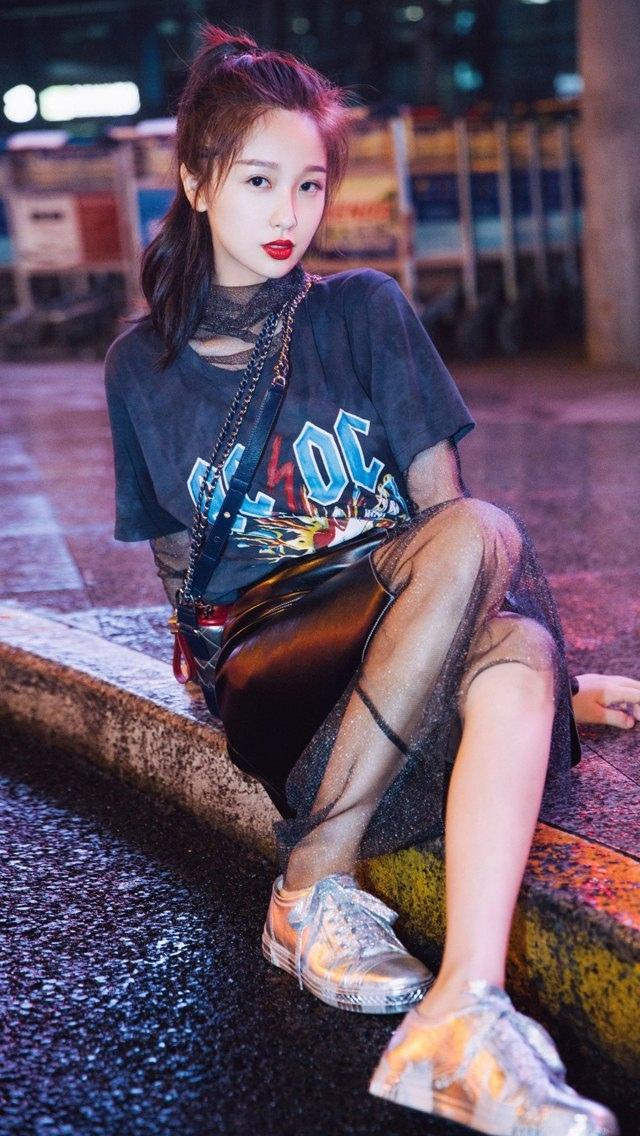 俏皮女星虞书欣街拍