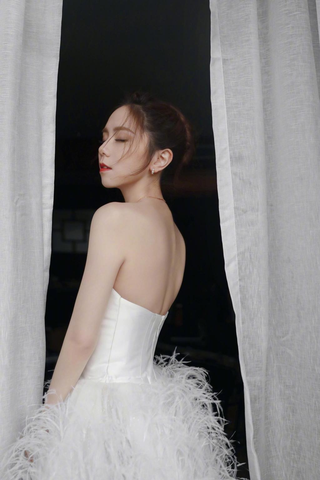 性感女神邓紫棋诱人写真