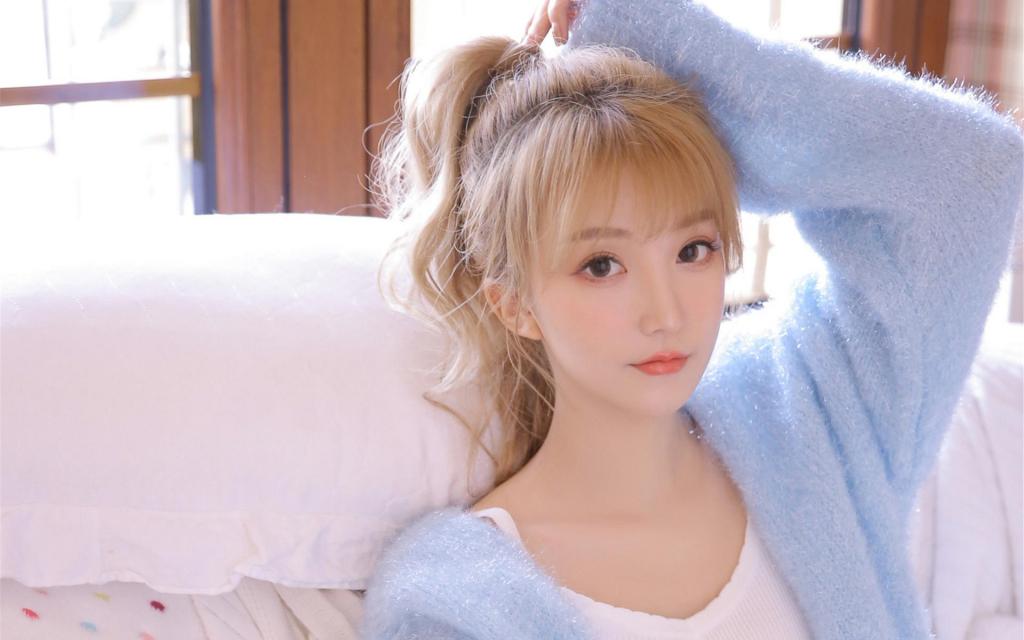 白嫩吊带美女尤物居家诱人写真