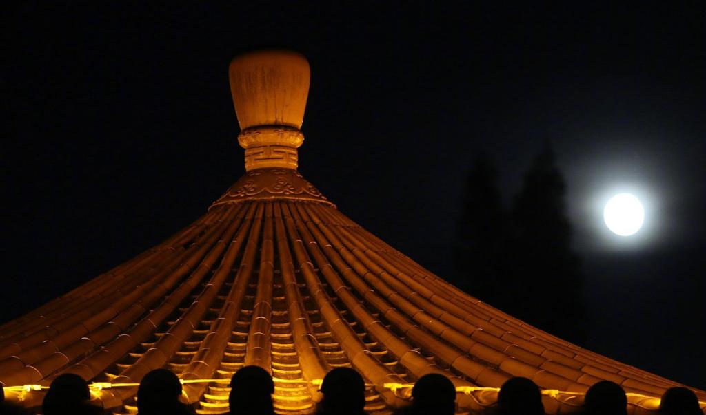 迷人的超级圆月风光