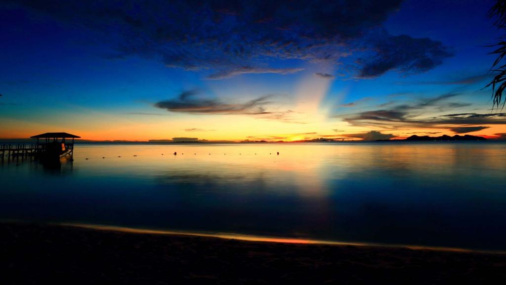 夕阳下的仙本那海岛