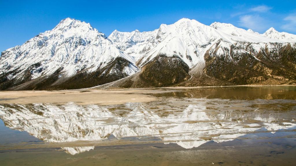 西藏然乌湖自然风光