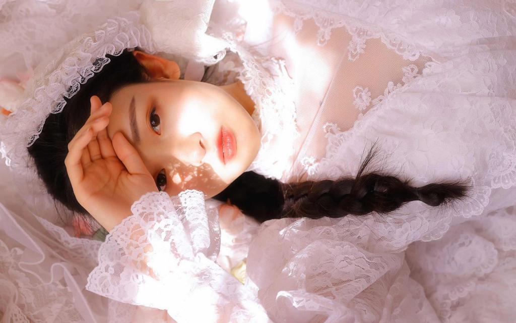 穿着蕾丝裙的美女写真