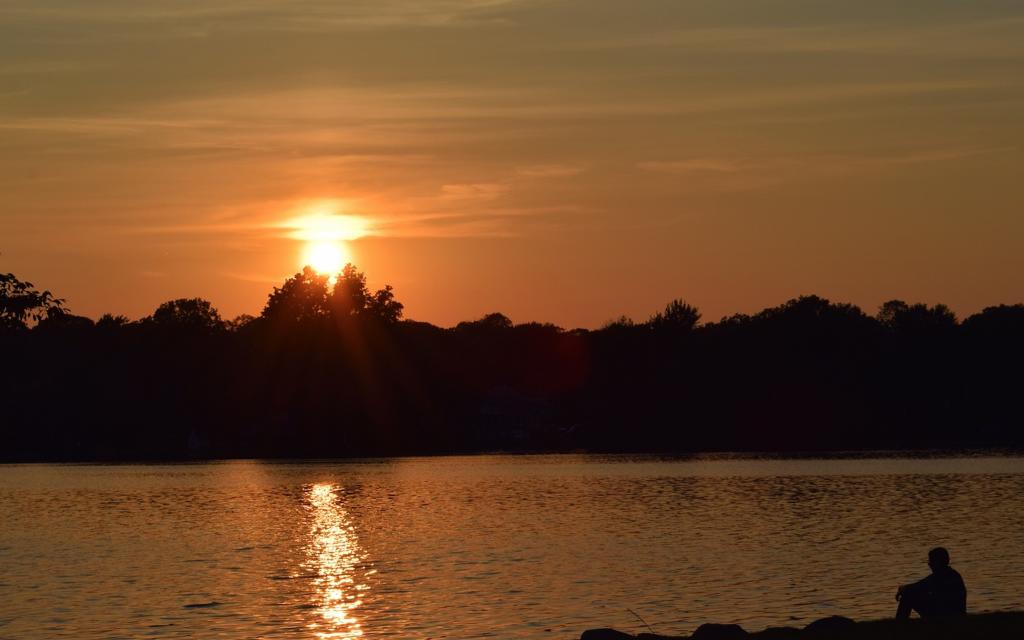 夕阳下的孤独背影