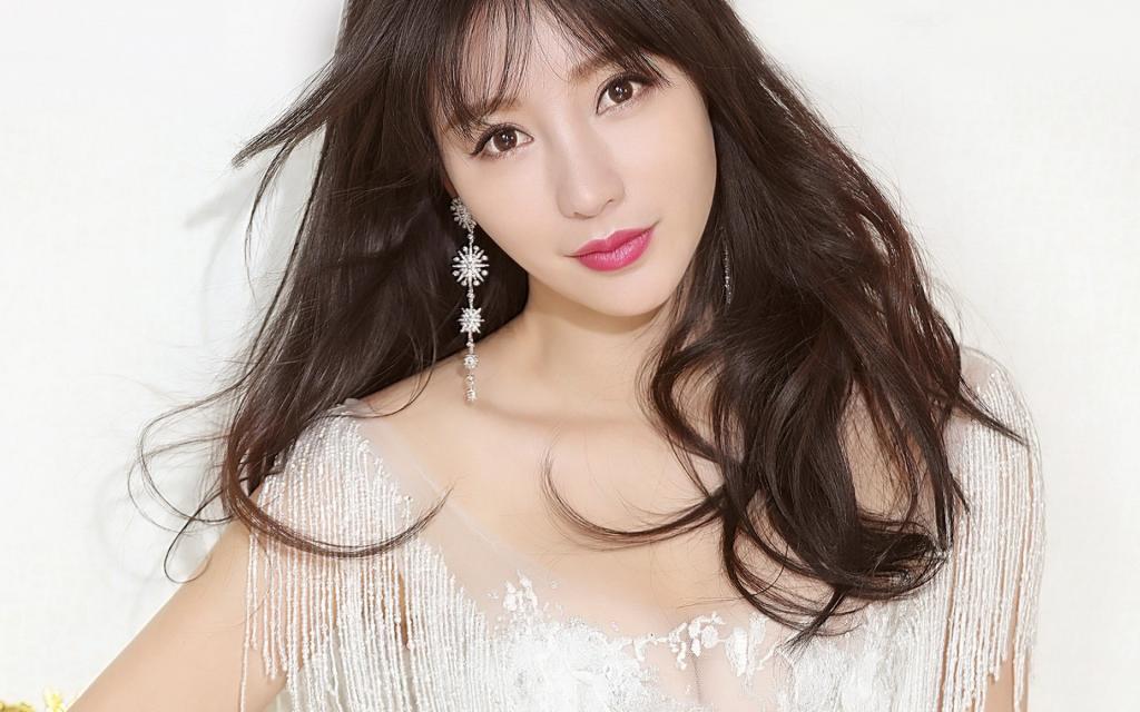 柳岩节日性感写真