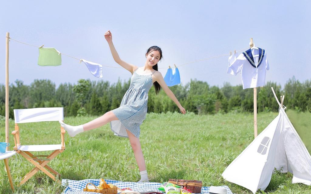 夏日水嫩吊带裙美女