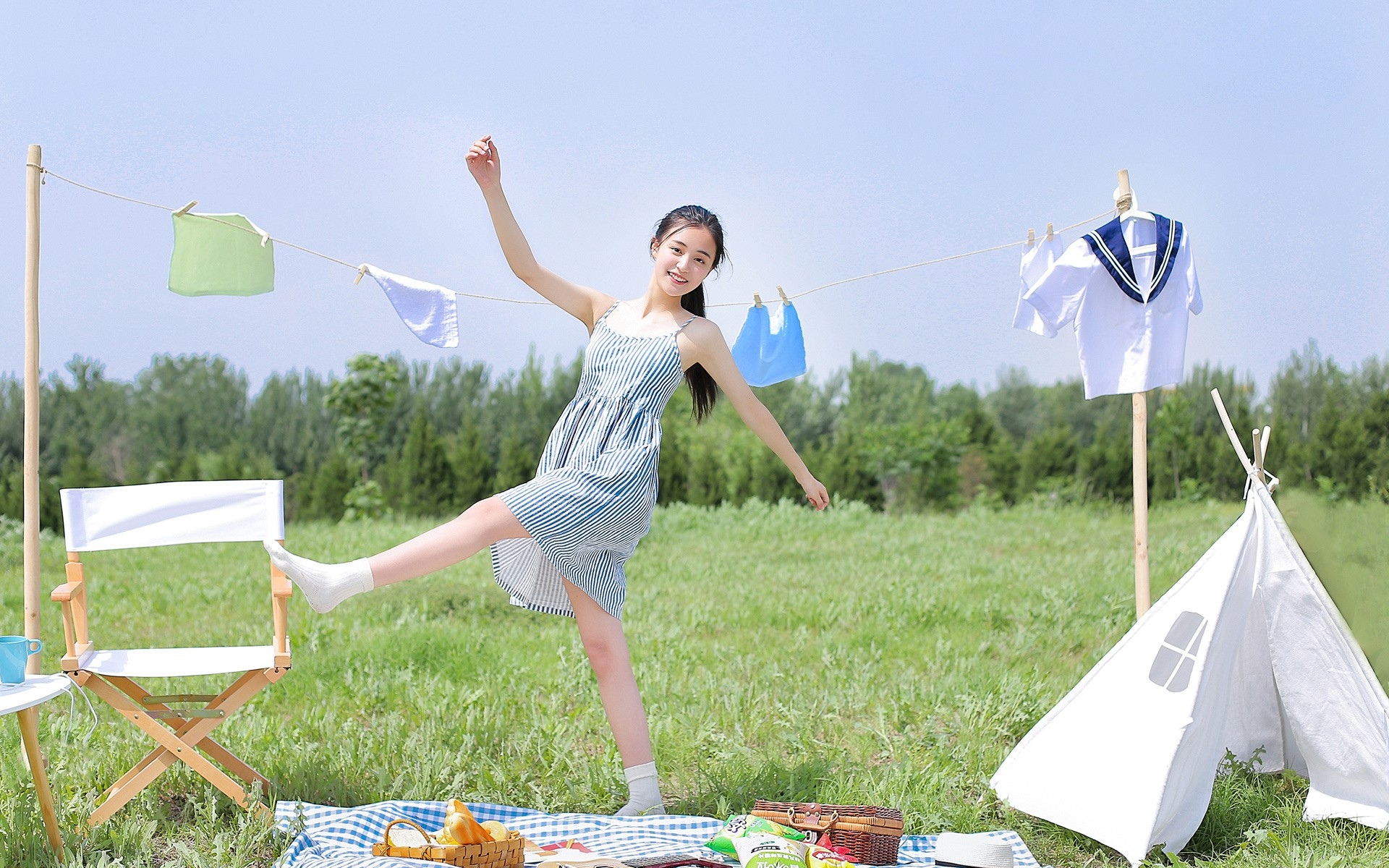 夏日水嫩吊带裙美女