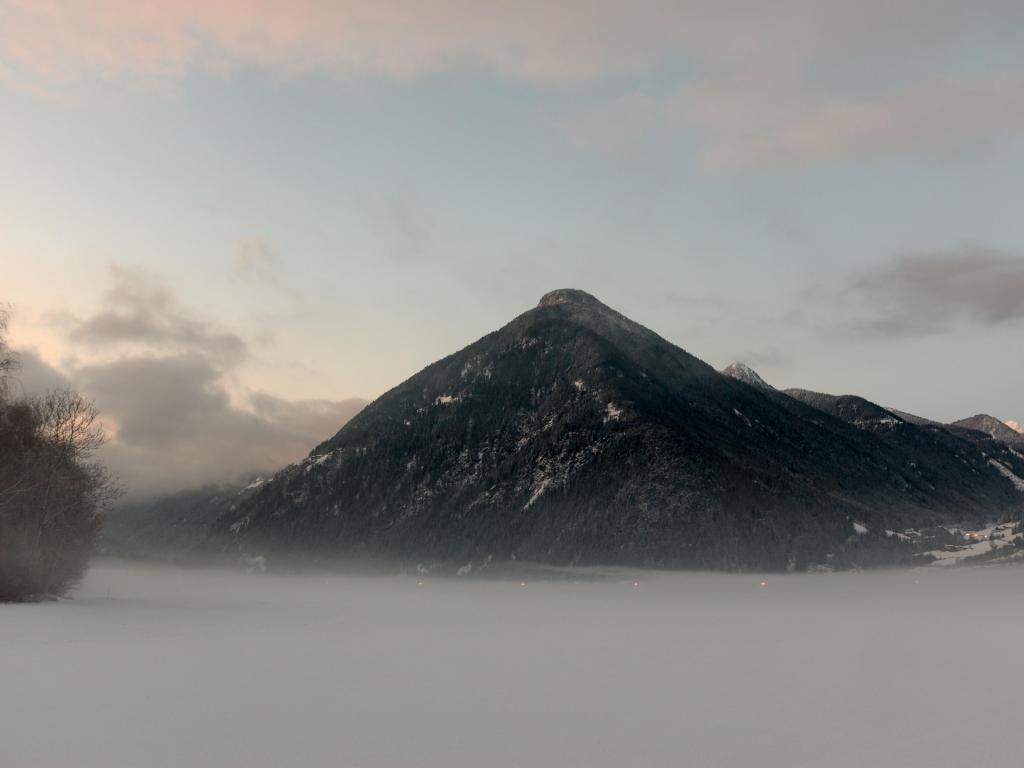 沿路上挺拔险峻山脉大自然景色