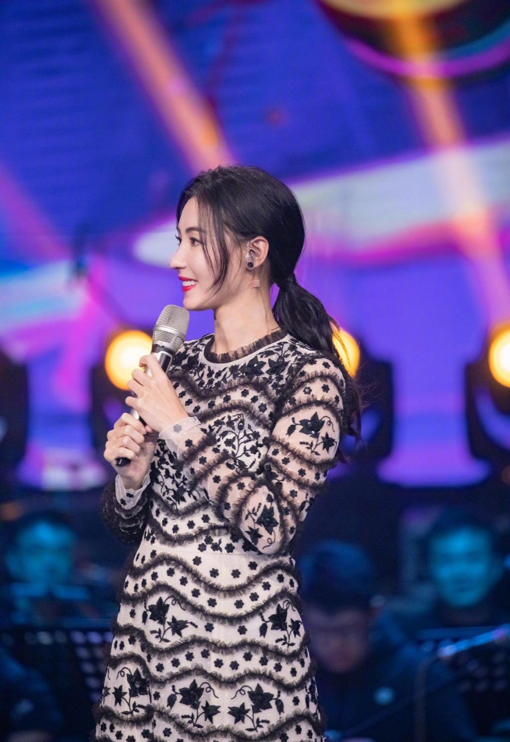 张柏芝碎花薄纱裙