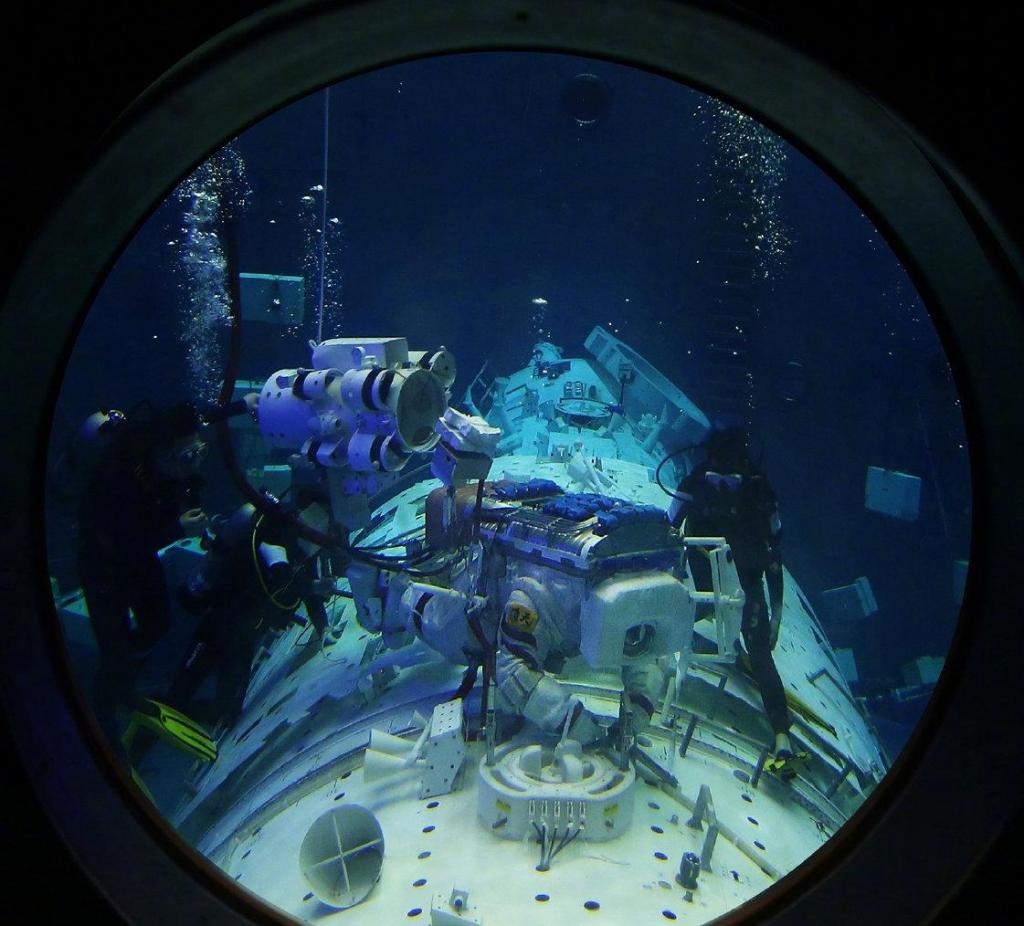 航天员水下失重训练画面