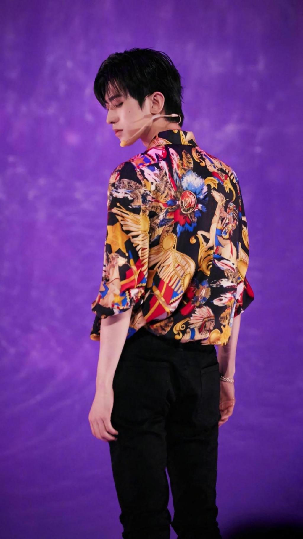 青春少年蔡徐坤帅气花衬衫诱人写真