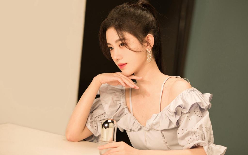 鞠婧祎吊带裙清秀甜美诱人写真