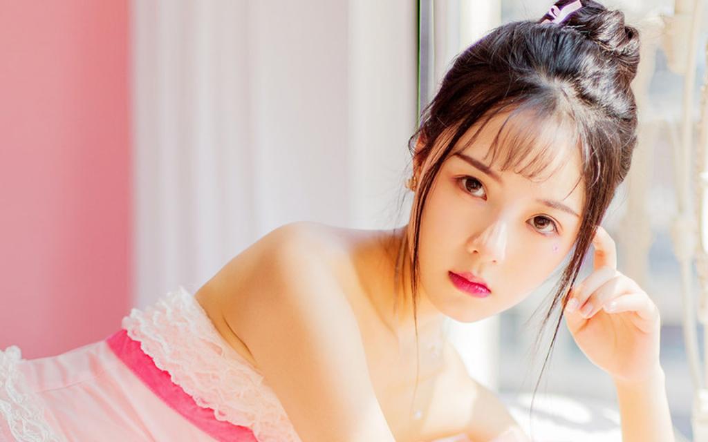 清新脱俗的漂亮女子