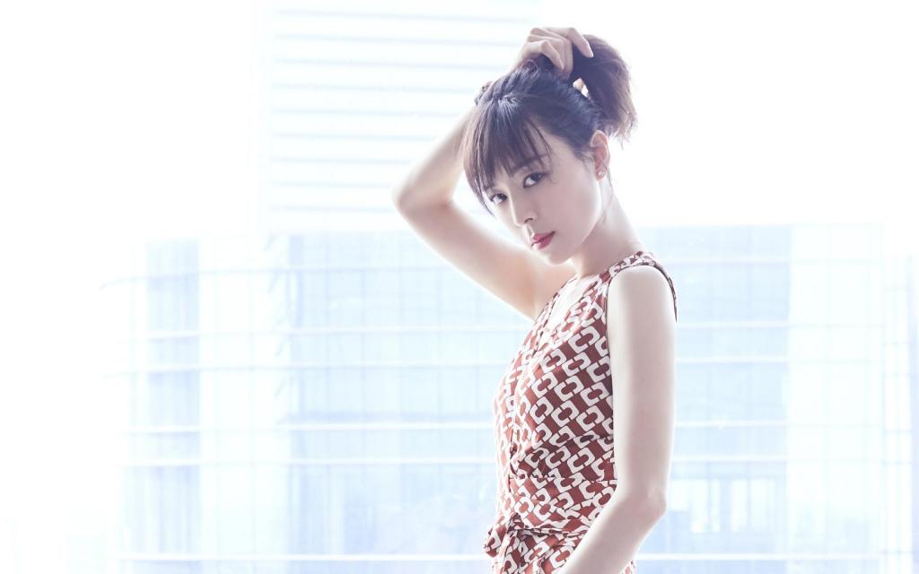 张静初性感迷人礼服写真